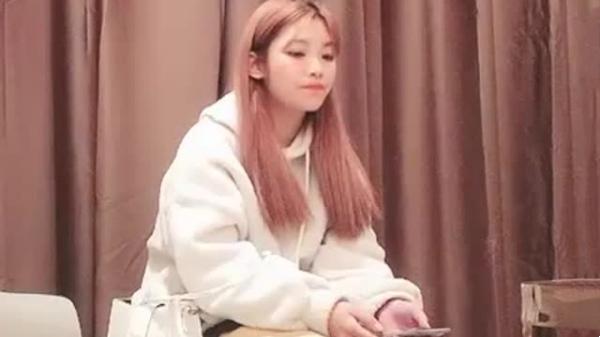 大屌哥约操漂亮短裙美女,迫不及待撩起衣服舔奶,手指猛扣骚穴