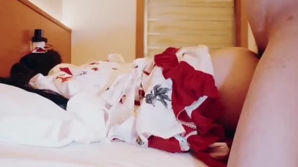 约炮萝莉型美女,穿着和服暴力啪啪,后入大屁股