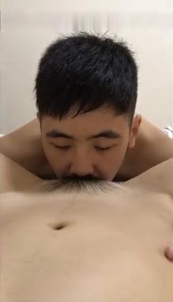 骚妹子一根肉棒不够吃，两个纹身大汉才能喂饱她～