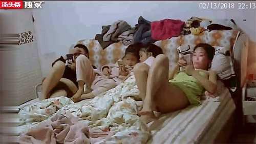 家庭摄像头骚妈在老公那得不到满足当着俩孩子面抠逼上