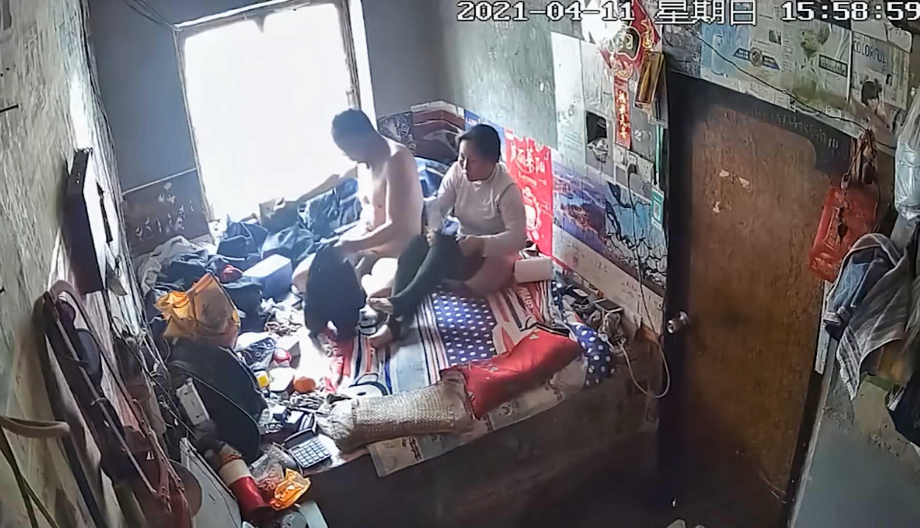 真实家庭摄像头-大奶熟妇躺炕上与收野男人大白天偸情挺会草啊左右摆着干骚货叫声很爽！